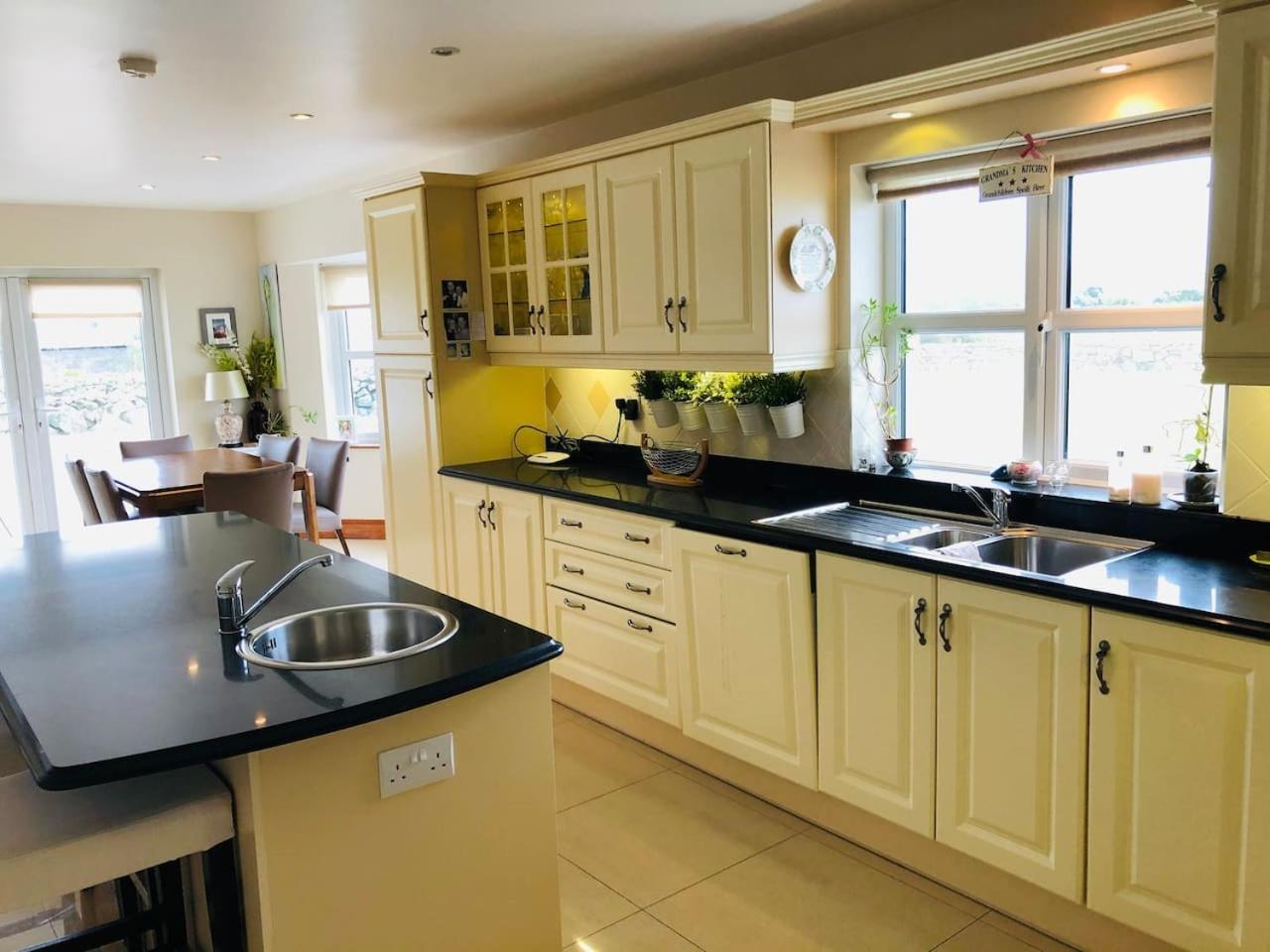 Connemara. 3 Bedroom, 8 Bed, Holiday Home Galway Luaran gambar